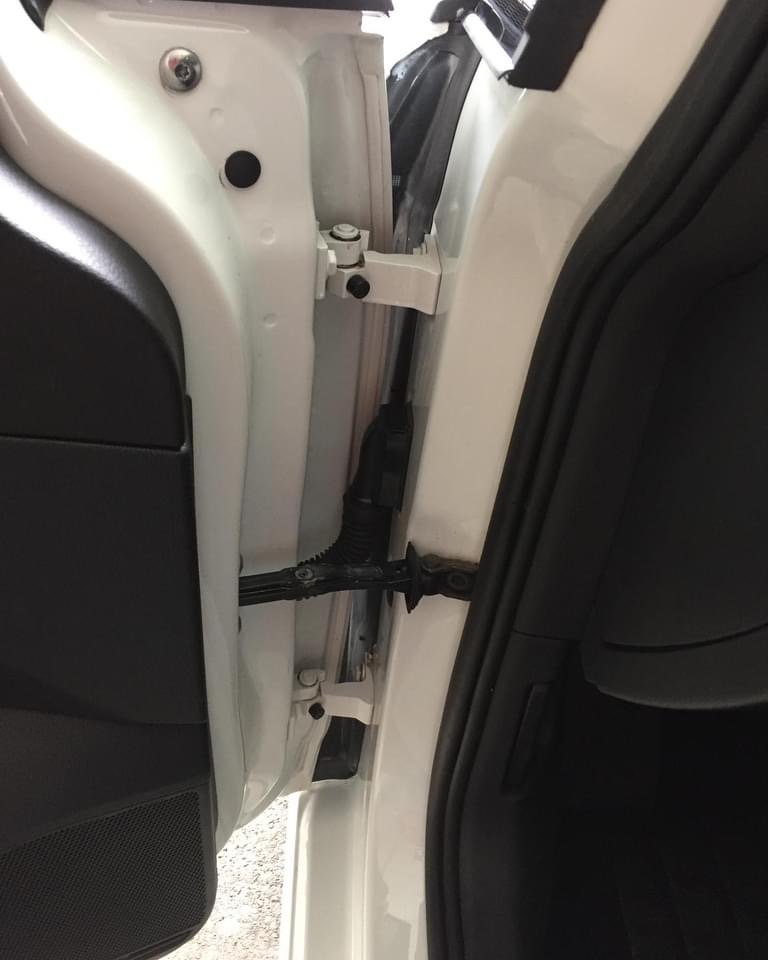 Čišćenje teško pristupačnih mesta u automobilu