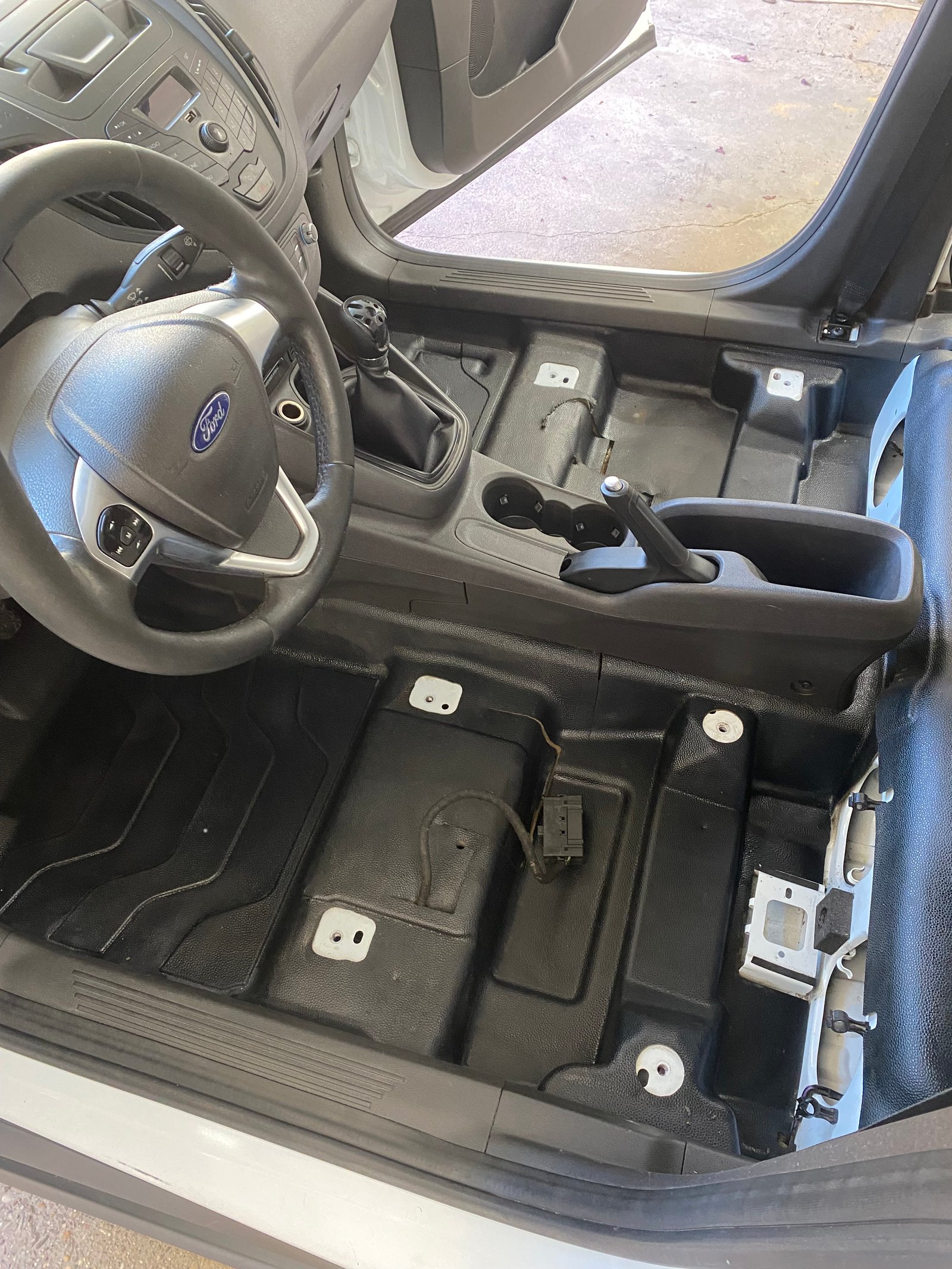 Sedišta izvađena iz automobila radi temeljnog dubinskog pranja